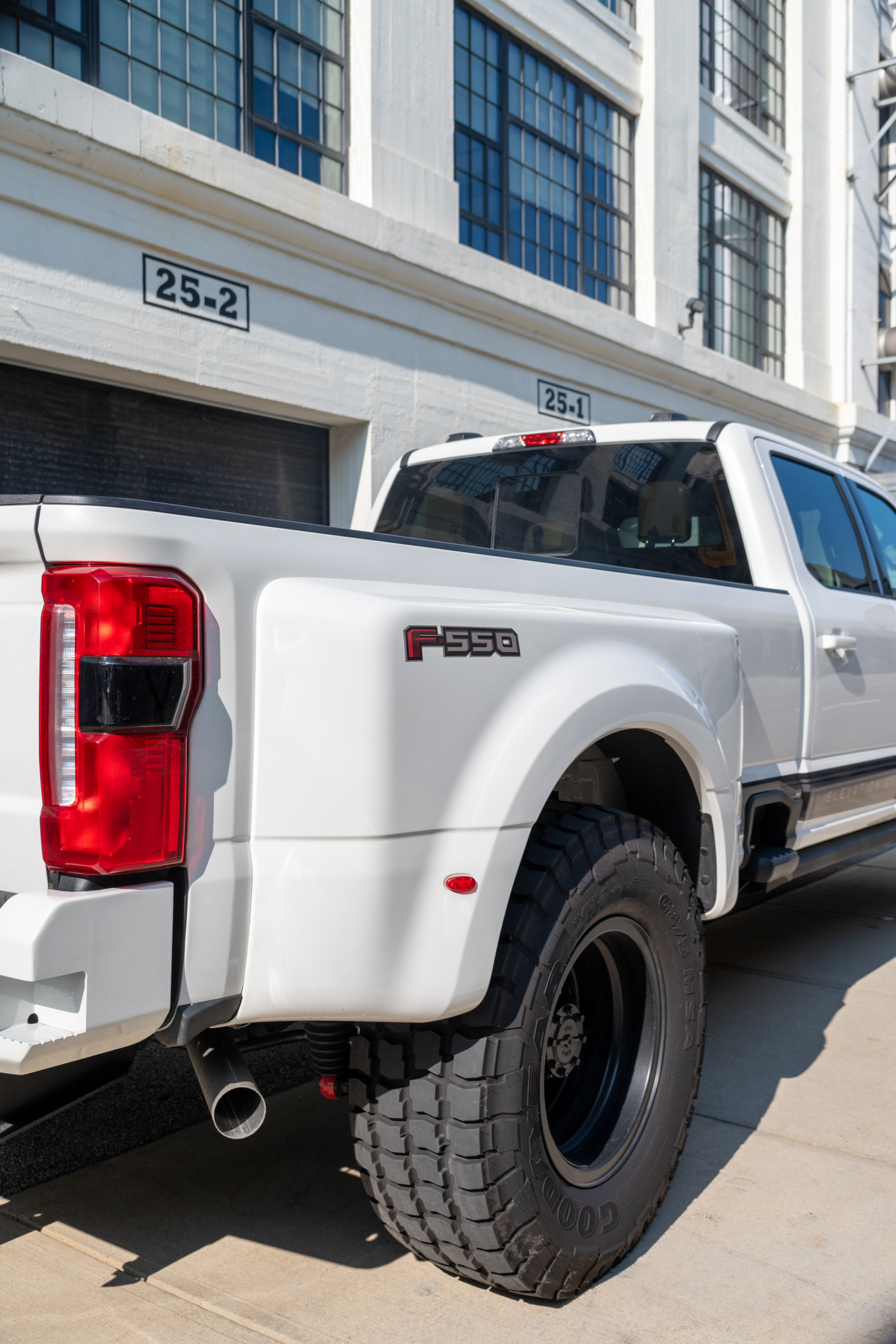 2025 Ford F-550 Super Duty Chassis Cab Lariat - Photo 35