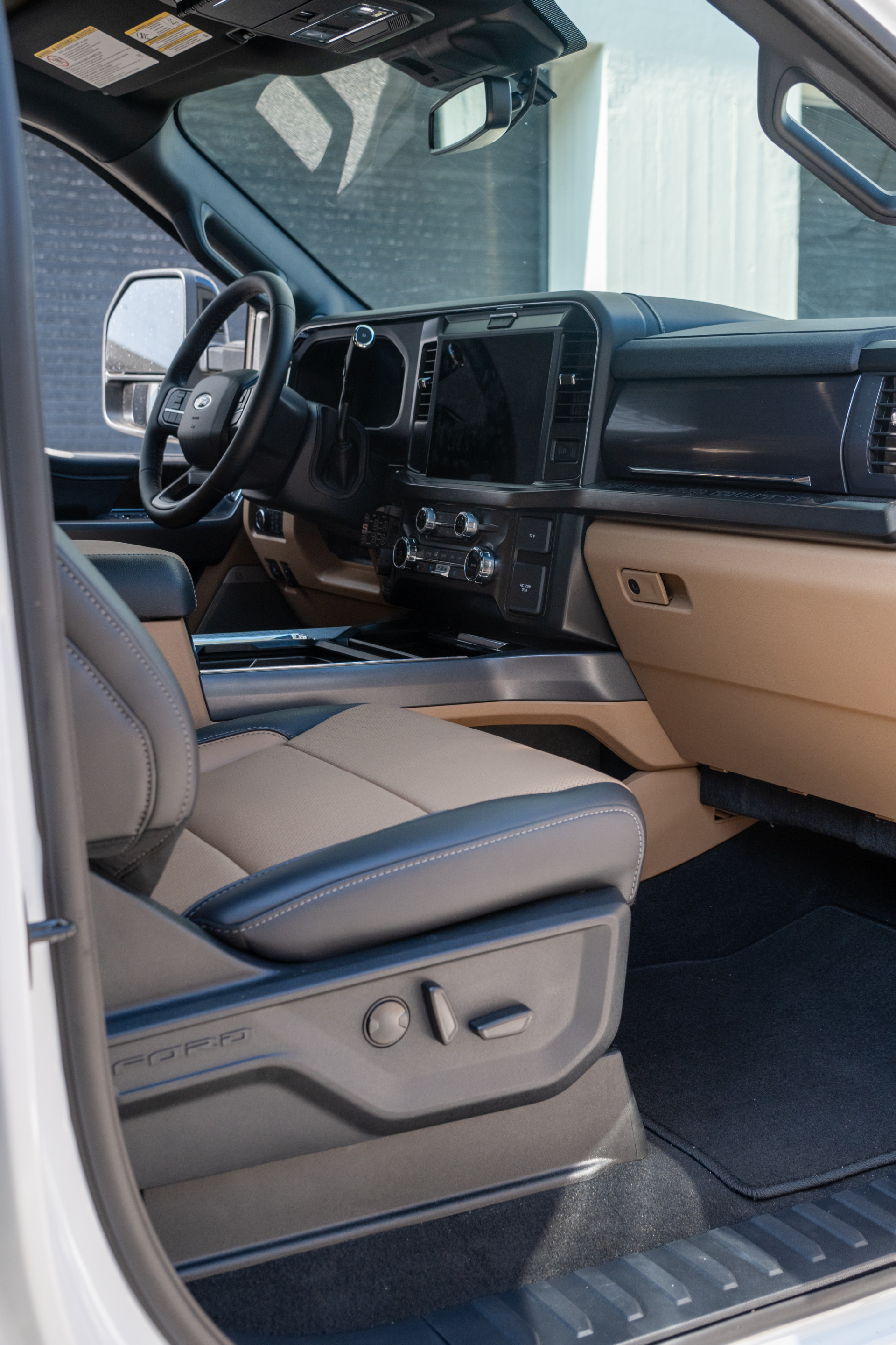2025 Ford F-550 Super Duty Chassis Cab Lariat - Photo 82